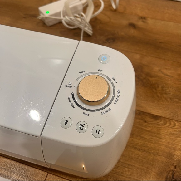 Cricut Explore Air with case, starter cutting set and more - Picture 8 of 16